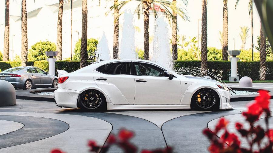  Lexus IS350 White & Black by Clinched 2017 года  (фото 3 из 7)